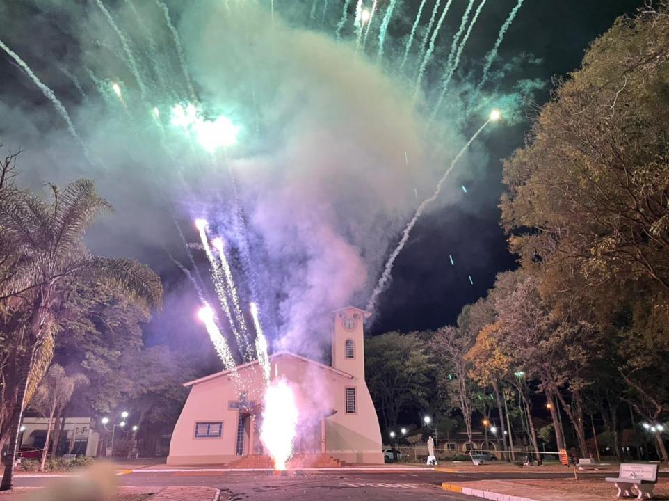 Foto 6 de 18 — Cidade da região faz primeira queima de fogos silenciosa da sua história